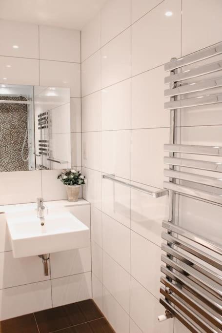 Apartment Chic Urban Oasis