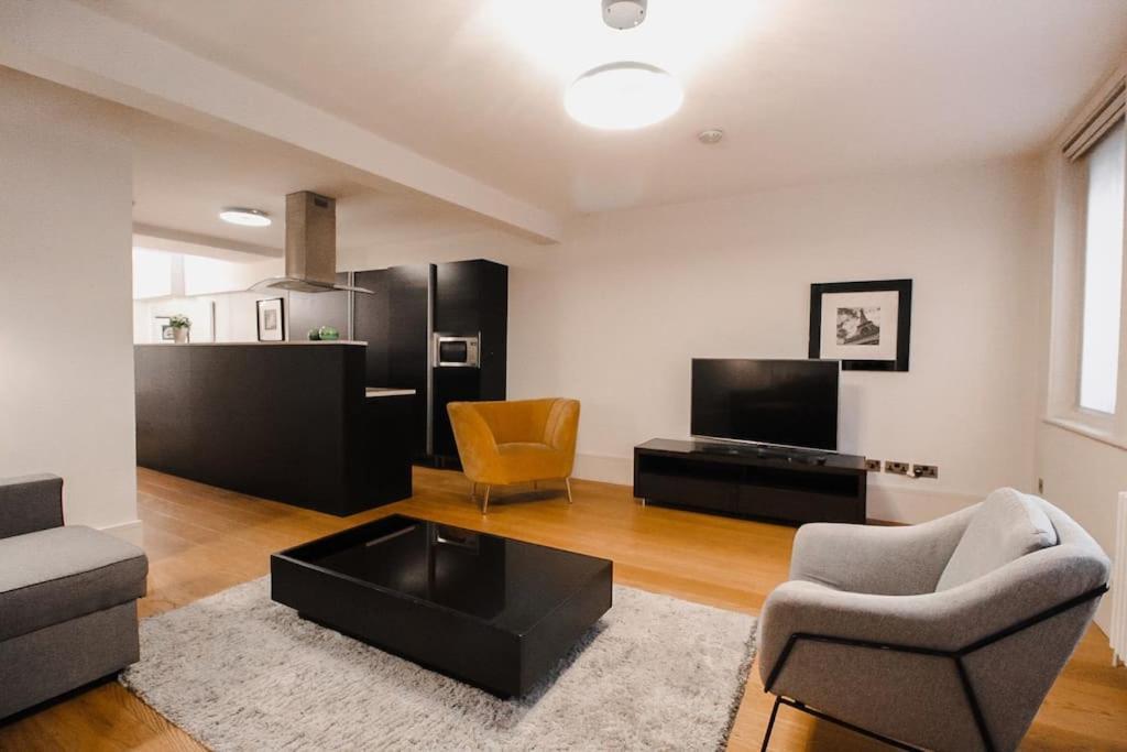 Apartment Chic Urban Oasis